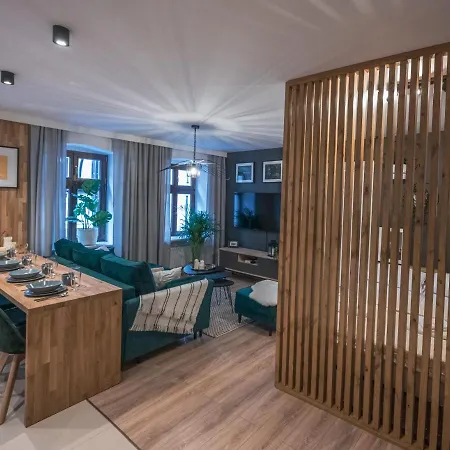 Spacious ~ 150m Main Square ~ Self Check-in 24h شقة فروتسواف