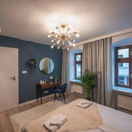 Spacious ~ 150m Main Square ~ Self Check-in 24h فروتسواف