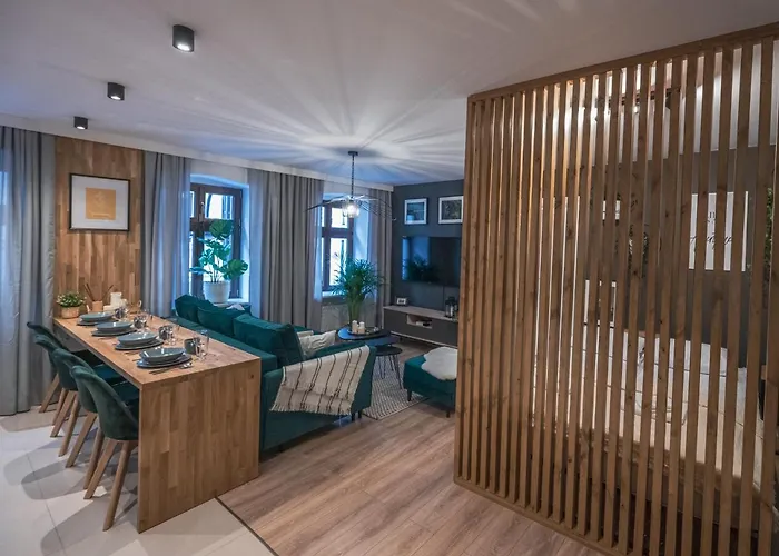 Spacious ~ 150m Main Square ~ Self Check-in 24h Apartment Breslau