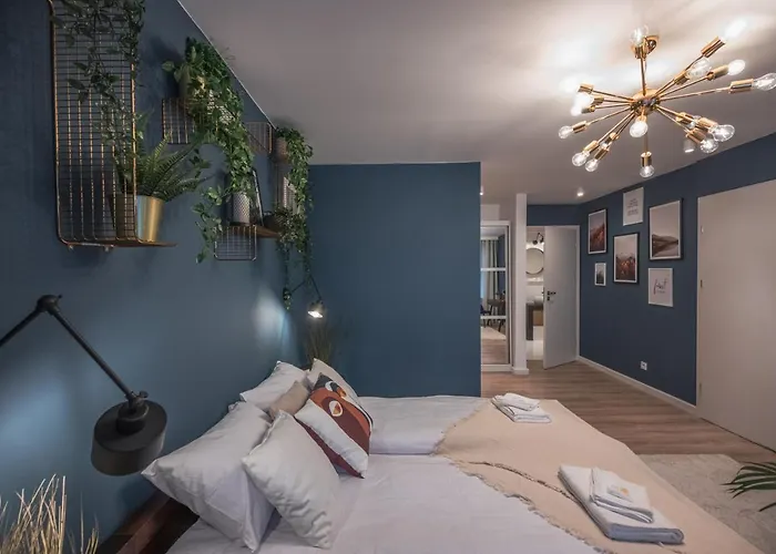 Apartment Spacious ~ 150m Main Square ~ Self Check-in 24h