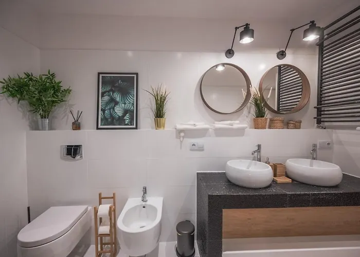 Spacious ~ 150m Main Square ~ Self Check-in 24h Apartment *