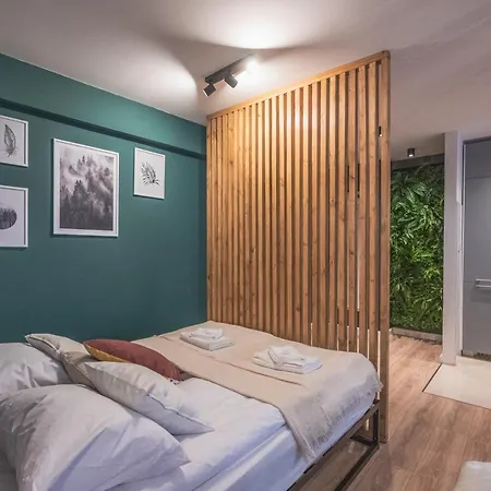 Spacious ~ 150m Main Square ~ Self Check-in 24h