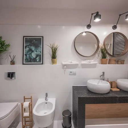 Spacious ~ 150m Main Square ~ Self Check-in 24h Apartmán *