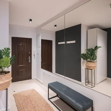 Spacious ~ 150m Main Square ~ Self Check-in 24h *