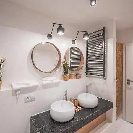 Spacious ~ 150m Main Square ~ Self Check-in 24h