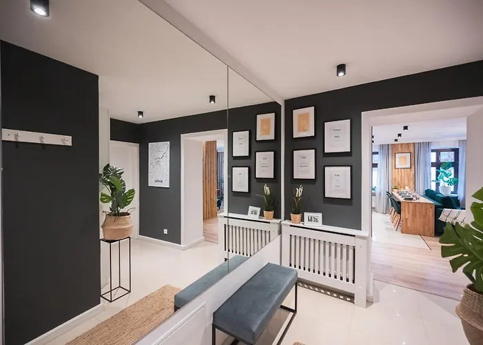 Spacious ~ 150m Main Square ~ Self Check-in 24h