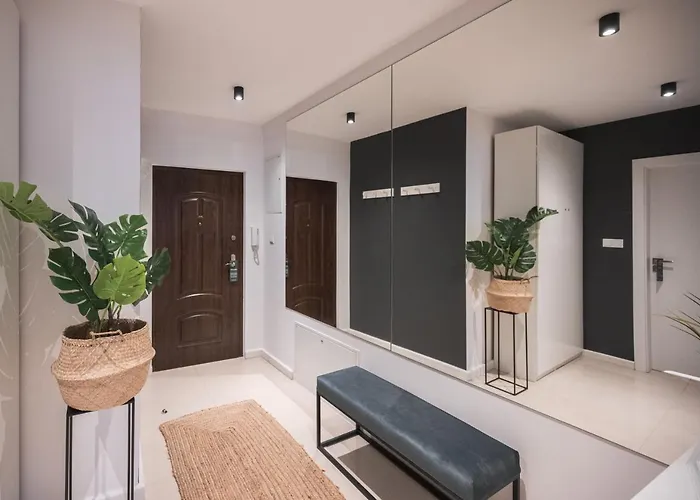 Spacious ~ 150m Main Square ~ Self Check-in 24h *