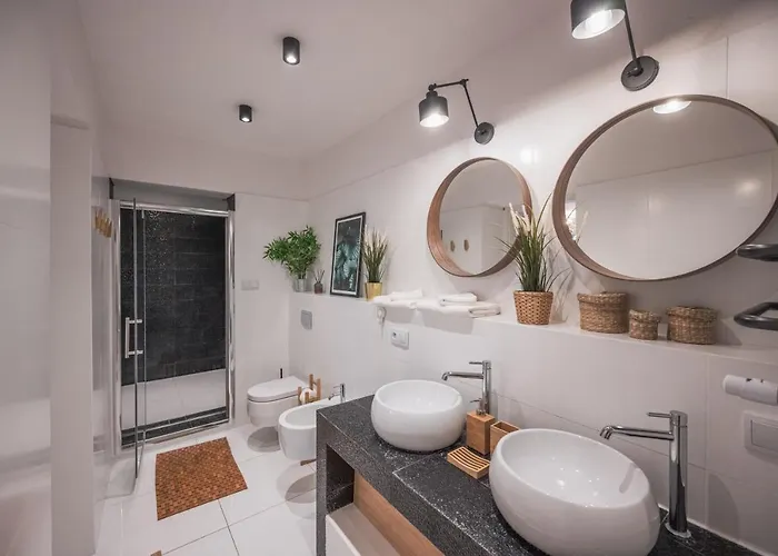 Spacious ~ 150m Main Square ~ Self Check-in 24h *